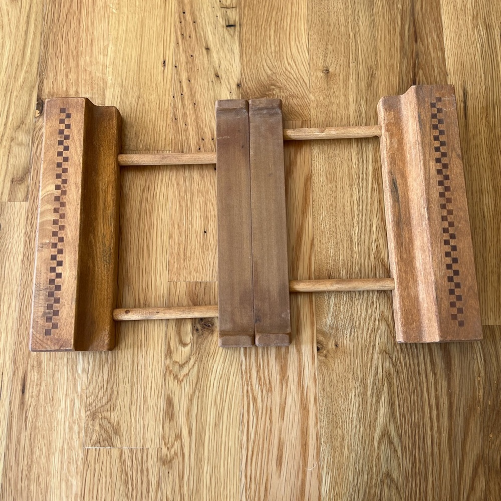 THE PAMPERED CHEF WOODEN CHECKER CASSEROLE DISH HOLDER CARRIER EXTENDS 10”-14”